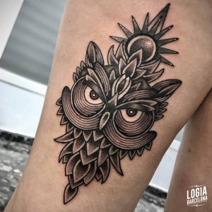 tatuaje_muslo_buho_logiabarcelona_juan_chazsci
